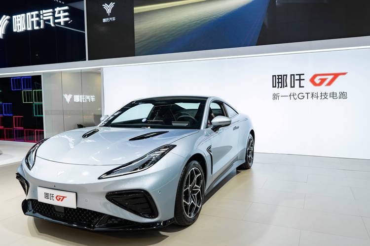 重庆118哪吒汽车在智能汽车领域的表现，领途汽车在新能源汽车市场中的影响力